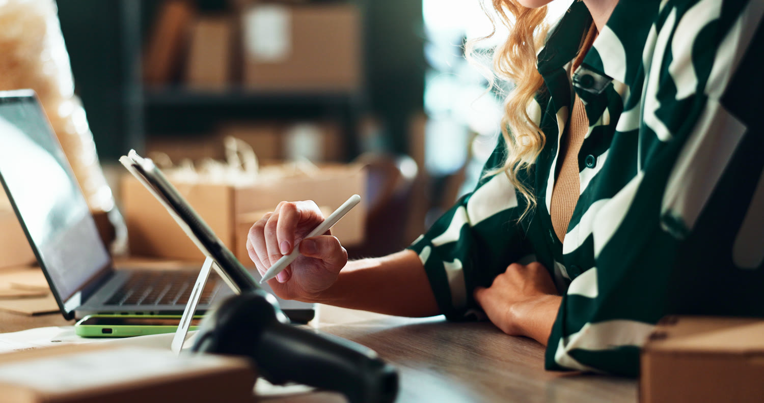 Verpackte Online-Bestellungen, versandbereit im Lager